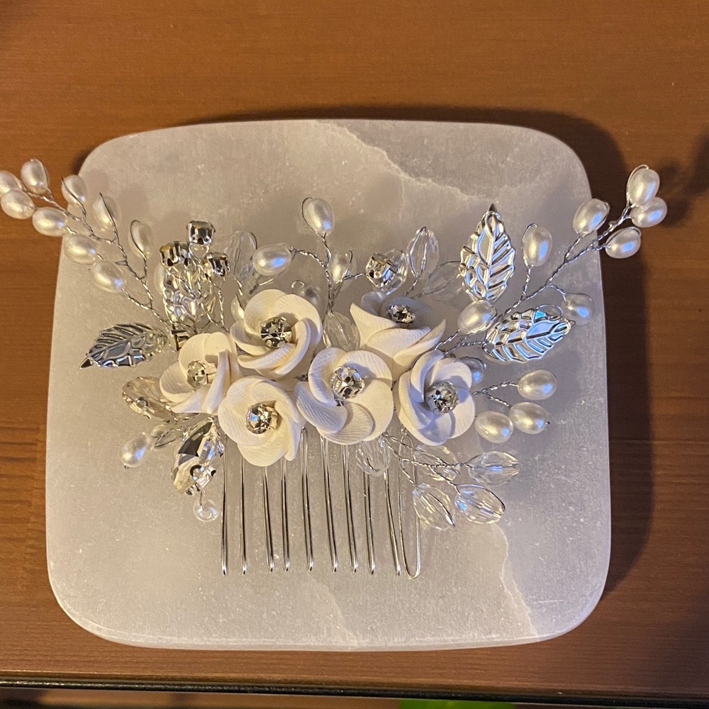 Elegant Silver and White Floral Hair Comb